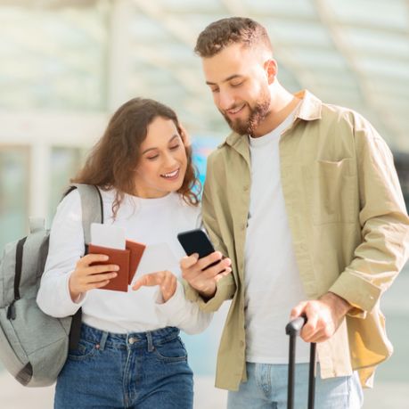 personas viendo el movil